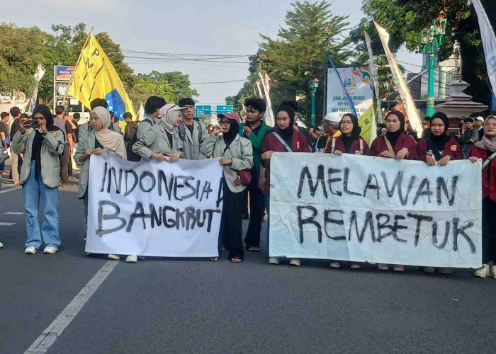 Aksi Mahasiswa Kepung Gedung DPRD Kota Cirebon Warnai Hari Jadi ke-599 Cirebon, Enam Tuntutan Disuarakan