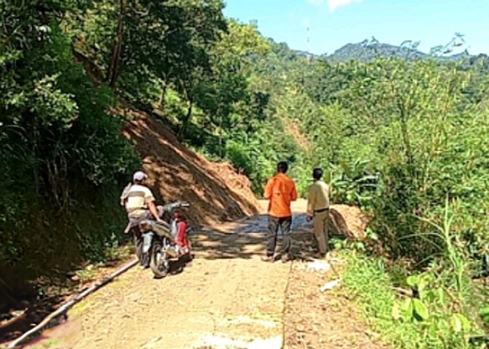 Longsor, BPBD Gerak Cepat Tangani Akses Jalan Cipakem-Pakulahan