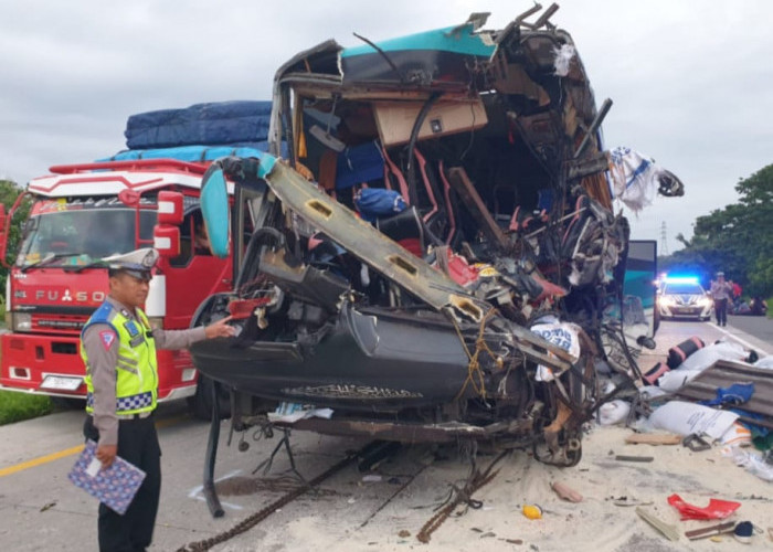 Bus Tabrak Truk Beras di Tol Cipali, 5 Korban Meninggal Dibawa ke Cirebon
