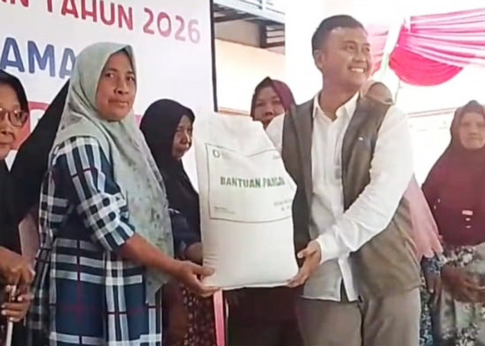 Penyaluran Bantuan Pangan di Desa Geyongan Cirebon, Rokhmin Dahuri: Harus Jadi Jembatan Kemandirian