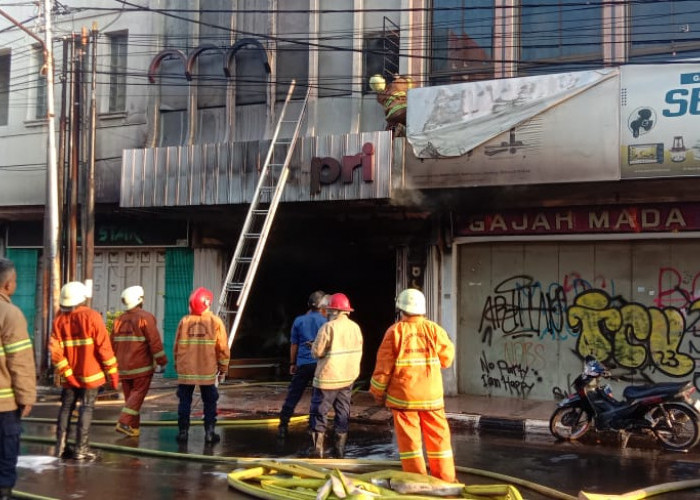 Ada Percikan Api dari Dekat Kulkas, Kebakaran di Pertokoan Jalan Pasuketan