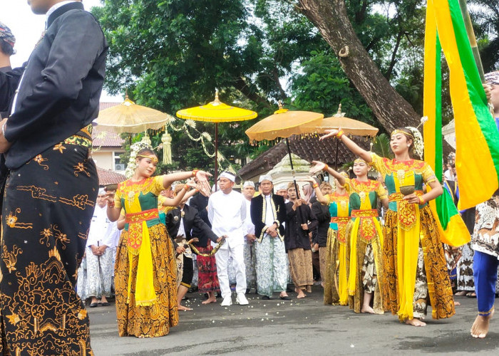 Hadiri Harjad ke-544 Kabupaten Cirebon, Dedi Mulyadi Disambut Prosesi Adat Mapag Kanjeng Dalem