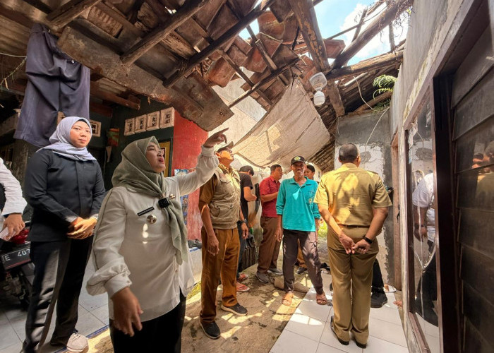 Siti Farida Tinjau Rumah Ambruk di Pegambiran, Pastikan Diperbaiki 2026