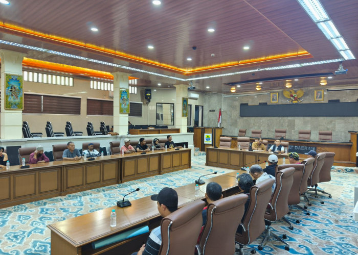 Pedagang Jalan Kesambi Geruduk Gedung Dewan, Minta Dijembatani Ketemu Walikota