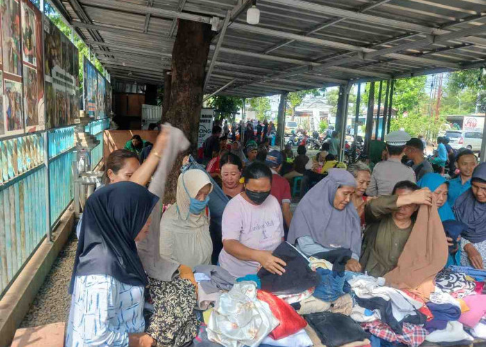 Pemuda dan Polisi di Cirebon Berbagi Ratusan Pakaian Layak Pakai