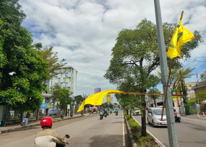 Membahayakan, APK di Jalan Cipto di Kota Cirebon Menjuntai ke Jalan