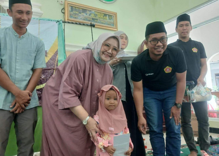 Jelang Hari Jadi Cirebon ke-599, Karang Taruna Kesenden Berbagi Kebahagiaan dengan Puluhan Anak Yatim