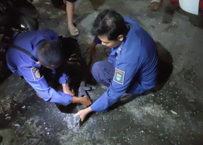 Cerita Petugas Damkar Bantu Warga, Bantu Ambil Jemuran hingga Murid yang Minta Tolong Kerjakan PR