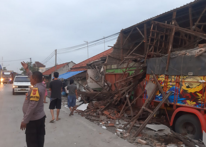 Pagi-pagi Truk Nyelonong ke Rumah Pinggir Jalan Pantura, Hancur Berantakan!
