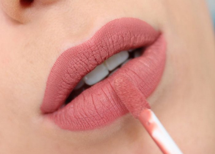 Rahasia Bibir On-Point! Cara Pakai Lipstik Awet 12 Jam Tanpa Patchy