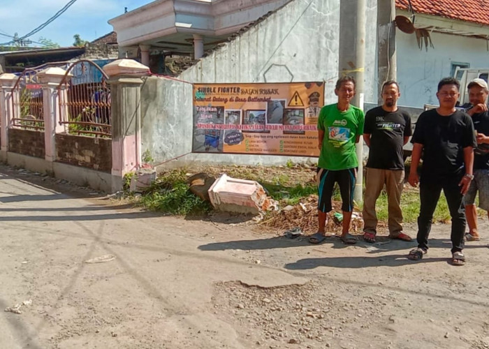 Protes Jalan Rusak, Warga Bentangkan Spanduk Bernada Satir