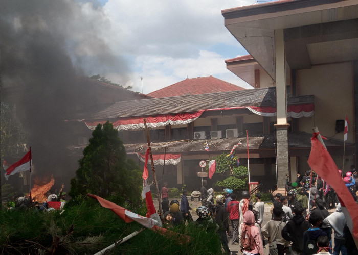 Kantor DPRD Kabupaten Cirebon Dibakar Massa