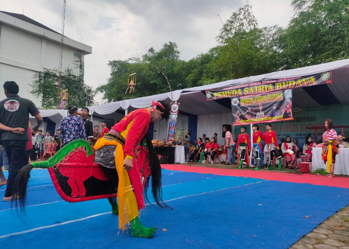 Komunitas Ngapak Pertontonkan Budaya Banyumasan di Cirebon, 1 Penonton Kesurupan