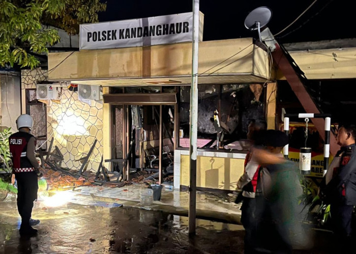 Mapolsek Kandanghaur di Tepi Jalur Pantura Kabupaten Indramayu Hangus Terbakar