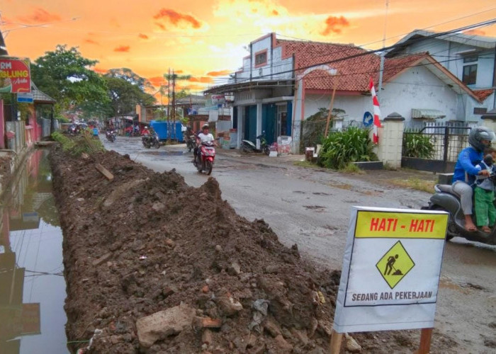 Ruas Jalan Provinsi dI Cirebon Mulai Diperbaiki, Mayoritas Rusak karena Drainase Buruk