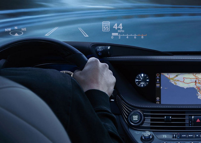 Panduan Lengkap Membeli HUD, Pilih Proyeksi Kaca atau Layar Transparan (Combiner)?