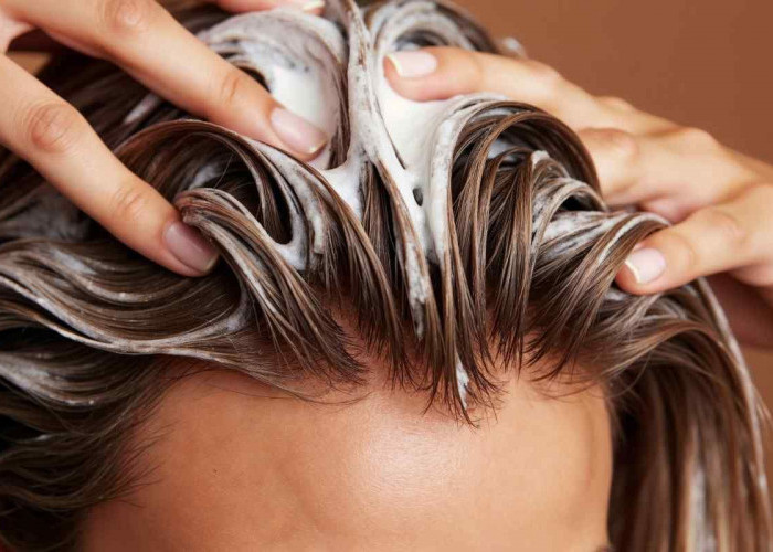 Panduan Lengkap Memilih Shampo untuk Cara Mengatasi Rambut Lepek dan Bau Permanen