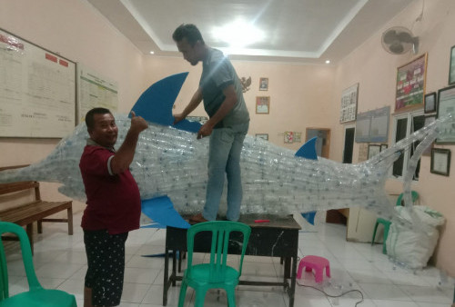 Replika Ikan Pari dari Bekas Botol Minum Siap Meriahkan Harjad Cirebon