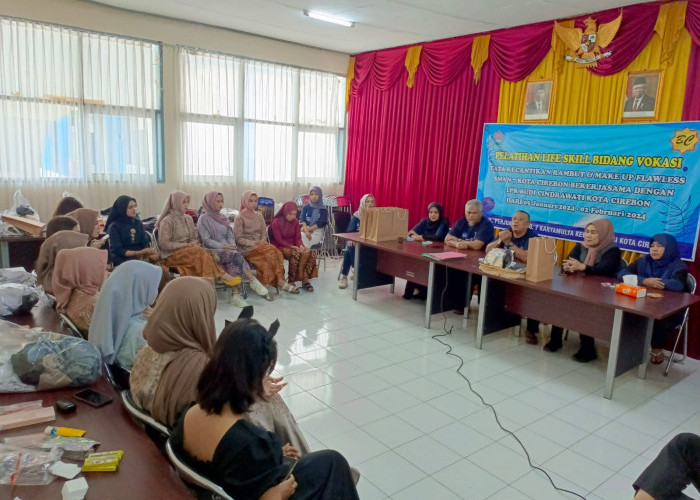 LPK Budi Cindrawati Bekali 40 Pelajar SMAN 7 Kota Cirebon Keterampilan Make Up dan Tata Rambut