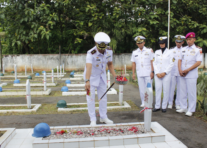 Peringati Hari Dharma Samudera 2026, Lanal Cirebon Gelar Upacara Ziarah ke TMP Kesenden