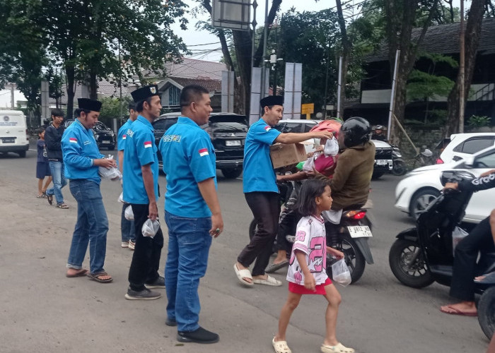 DPD KNPI Kota Cirebon Berbagi Takjil