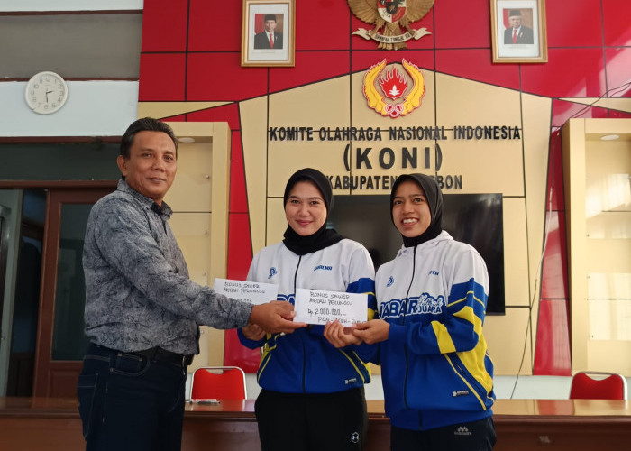 Apresiasi Perjuangan Atlet di PON XXI, KONI Kabupaten Cirebon Serahkan Bonus