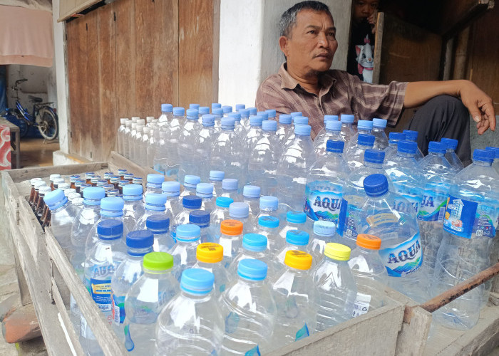 Penjual Botol Kosong di Kawasan Wisata Religi Desa Trusmi Wetan Bertahan di Tengah Penurunan Pembeli