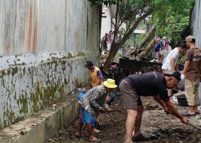 Upaya Meminimalisir Banjir, Warga RW 05 Penyuken Kerja Bakti Normalisasi Sungai