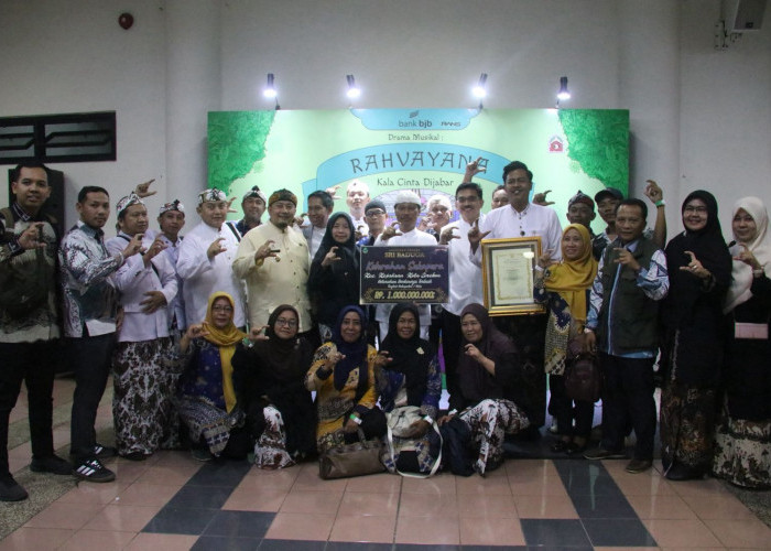 Edo Bawa Kota Cirebon Borong Penghargaan di Ajang Anugerah Keterbukaan Informasi dan Gapura Sri Baduga 2025