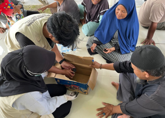 KKN 55 Desa Lemahtamba Ubah Eceng Gondok Jadi Briket Ramah Lingkungan