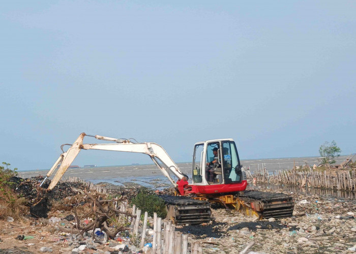 Baru Satu Tahun Muara Cipadu Dikeruk Lagi, Sampah Padat dan Menggunung