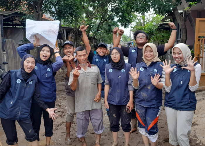 GenBI Cirebon Bantu Bersihkan Rumah Warga yang Terdampak Banjir di Kabupaten Cirebon