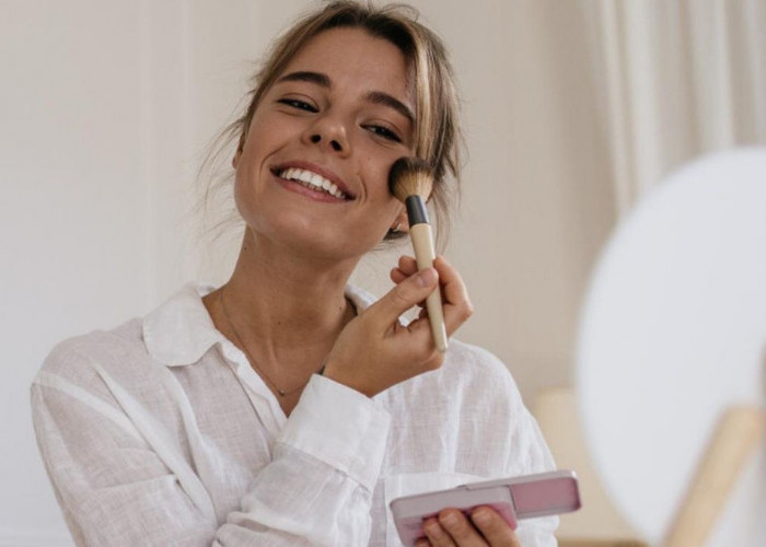 5 Rekomendasi Bedak Penutup Flek Hitam, Wajah Tampak Mulus dan Awet Muda