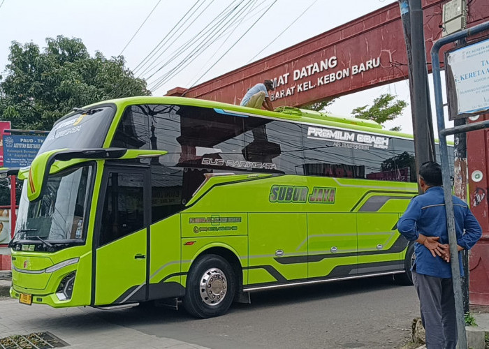 Bawa Rombongan DPRD Pati, Bus Pariwisata Tersangkut di Gapura Tanda Barat