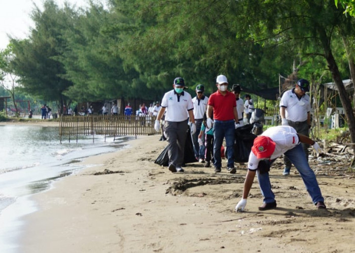 Pekerja Pertamina Lindungi Pantai dengan Memungut Sampah 
