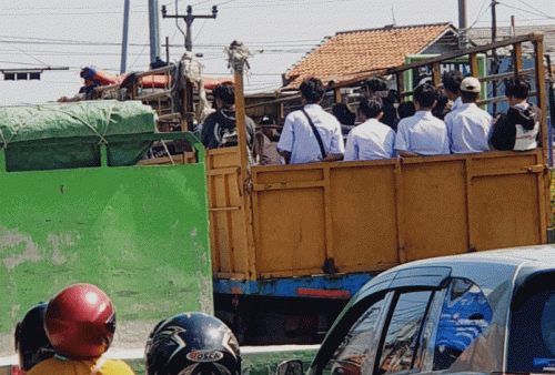 Berbahaya, Masih Marak Pelajar Stop Truk 