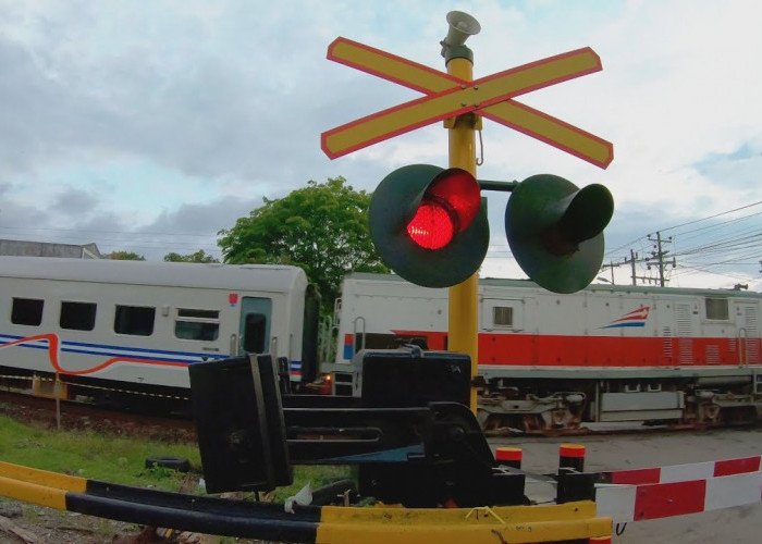 Hati-hati di Pintu Perlintasan, Kereta Api yang Lewat Semakin Cepat, 145 Km per Jam