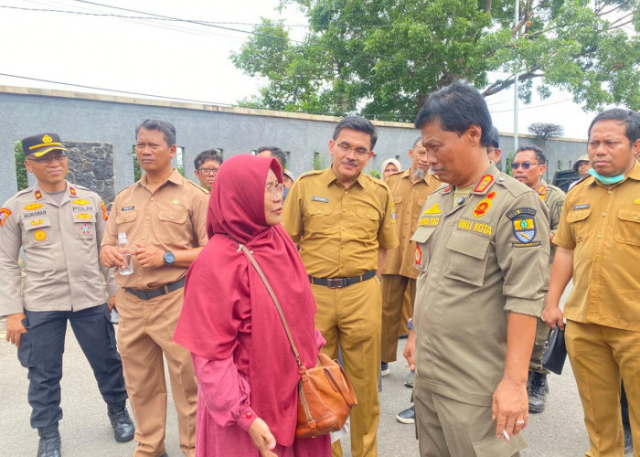 Sewa Tanah Sejak 1991, Pedagang Bunga Kalibaru Utara Protes Langsung ke Rombongan Walikota