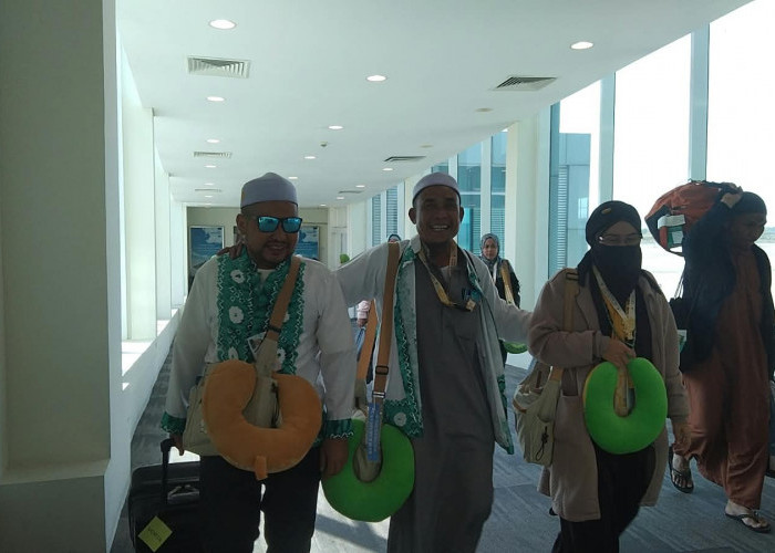 Bandara Soekarno-Hatta Terdampak Erupsi Anak Krakatau, 663 Jemaah Umrah Mendarat di BIJB Kertajati