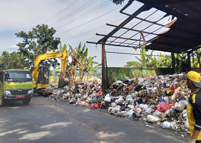 Tumpukan Sampah di TPS Kecomberan Diangkut