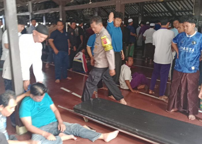 Polsek Lemahwungkuk Sigap Tangani Peristiwa Jamaah Pingsan di Masjid Agung Sang Cipta Rasa yang Berakhir Duka