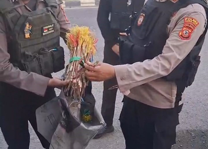Polisi dari Polsek Gunungjati Bubarkan Tawuran Antarwarga di Gunungjati Kabupaten Cirebon