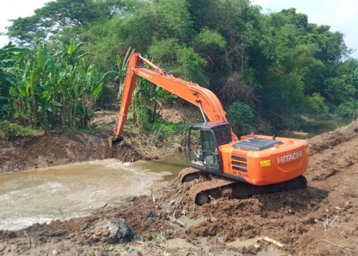 DPUTR Kota Cirebon Keruk Sedimentasi Sungai Cikalong