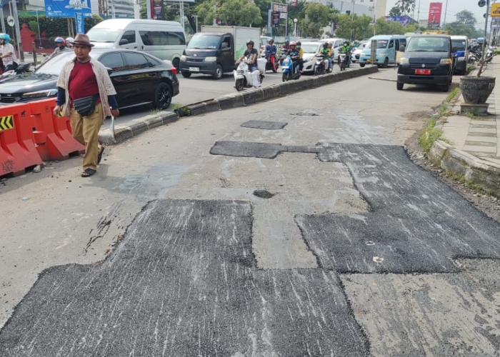 Lubang di Jalan Cipto Mangunkusumo Sudah Mulai Ditambal DPUTR Kota Cirebon