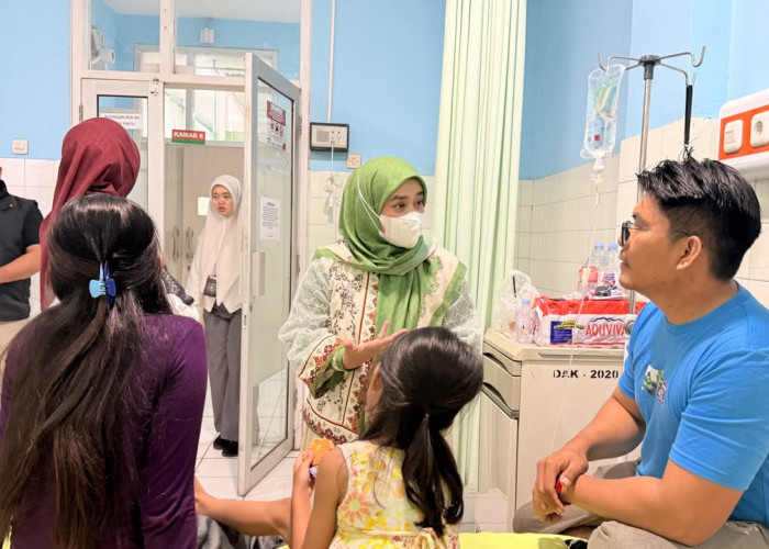 Siti Farida Jenguk Siswa yang Masih Dirawat, Pastikan Semua Korban Ditangani dengan Baik