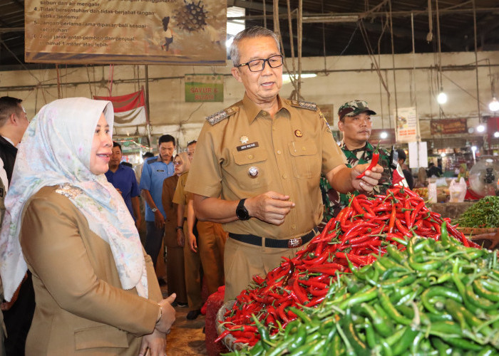 PJ Walikota Cirebon Agus Mulyadi Monitoring Langsung Harga Kebutuhan Pokok di Kota Cirebon