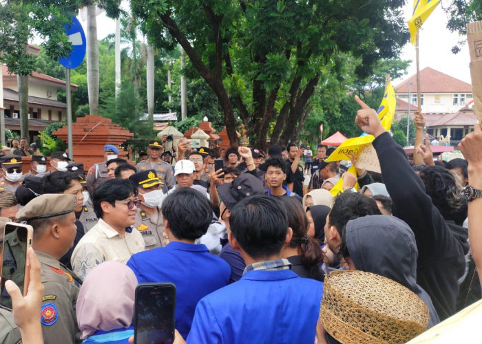 Bentrok di Depan Gedung DPRD, PMII Tuntut Keadilan Kasus Dugaan Pelecehan Seksual