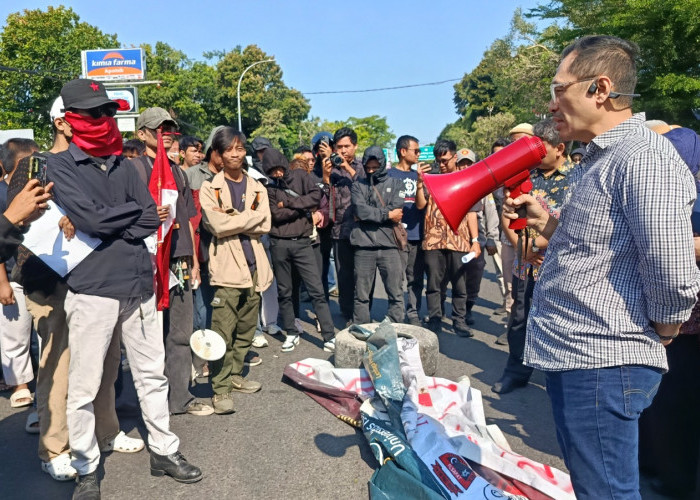 Massa Desak Kaji Ulang Besaran Tunjangan DPRD