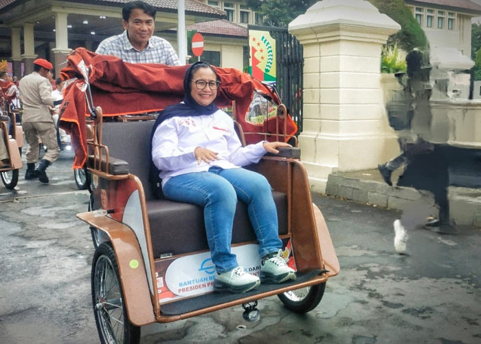 100 Tukang Becak Lansia Terima Becak Listrik Bantuan Presiden Prabowo Subianto