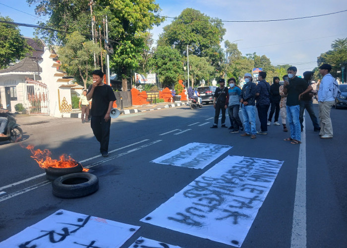 Mahasiswa Gruduk Gedung DPRD Kota Cirebon, Buntut Dugaan Perselingkuhan Dewan dengan Istri Kuwu